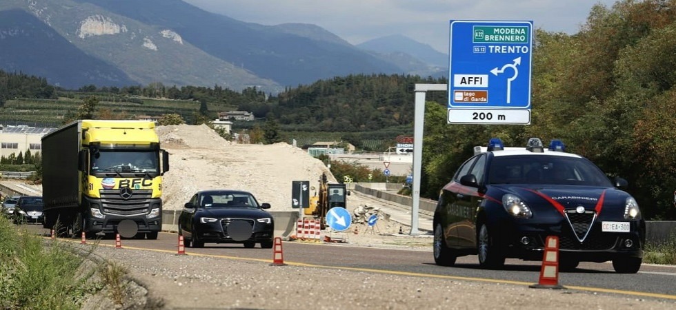 Superano a 150 km/h la colonna di auto ma in coda c’erano pure i carabinieri: scoperti con 300 grammi di cocaina